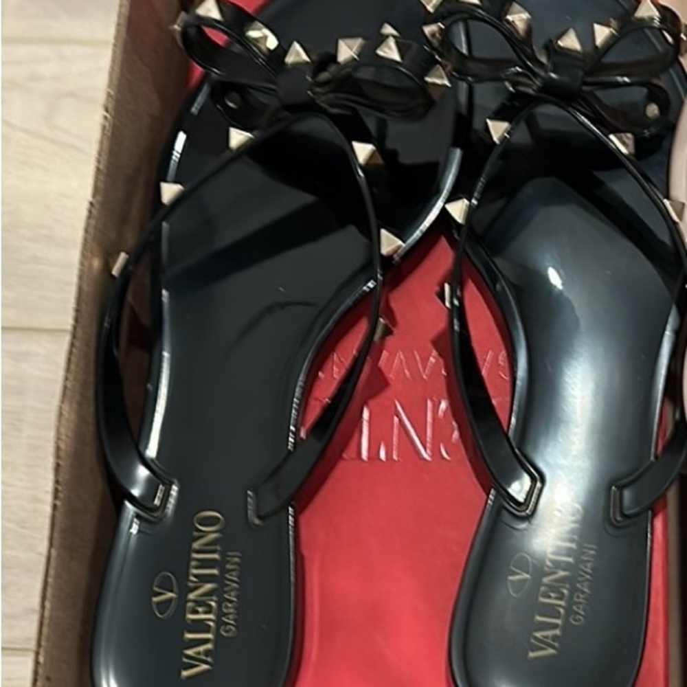 EU 41 black Valentino PM Thong Sandles $200